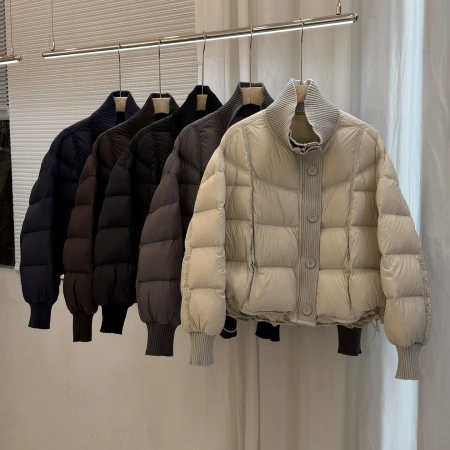 90 white duck down knitted patchwork down jacket for women, short and loose, new style for winter 2025, super beautiful, petite bread jacket 90 white duck down knitted patchwork down jacket for women, short and loose, new style for winter 2025, super beautiful, petite bread jacket